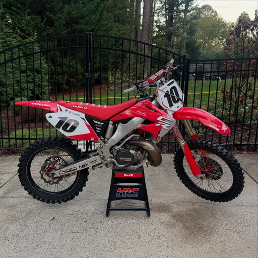 Getting the two stroke out and taking it back home to Iowa this weekend! Come ride💨