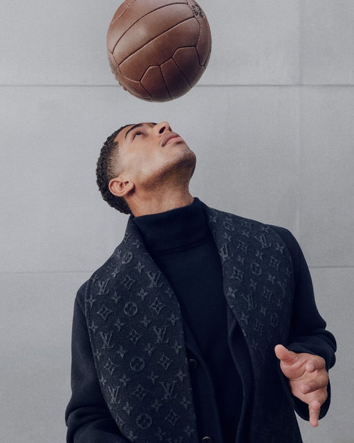 Precision in every gesture. Louis Vuitton’s tailoring savoir-faire lends a refined presence to Real Madrid’s football players through exacting cuts and personalized finishes, shaping a wardrobe inspired by the Louis Vuitton Trunk collection.

#RealMadrid #LouisVuitton