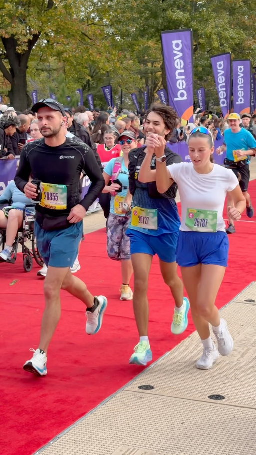 1, c’est bien, mais 2, c’est encore mieux. 👯‍♀️

Vous nous avez fait pleurer, la gang. 🥹 On espère que vous êtes encore sur votre petit nuage, parce que nous, notre runner’s high est loin d’être redescendu. 

Tag ton autre moitié avec qui tu voudrais faire le Marathon Beneva de Montréal en 2027.