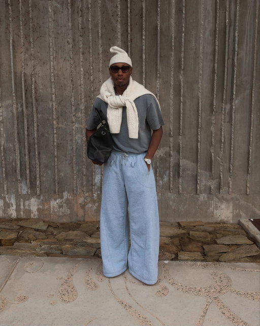 Cozy maxxing with @jordancraigdenim ☁️ — bringing a relaxed, elevated approach to rainy day dressing.

Wearing the Encino T-shirt from Jordan Craig Denim, an everyday essential that balances comfort, simplicity, and effortless style.

Paired it with oversized sweats, a cozy knit sweater draped over the shoulders, and a few classic accessories to bring some dimension to a laid-back silhouette.

Proof that comfort and style can coexist. Use my code: willmoore25 for 25% off!

Save for your cozy rainy day outfit inspo. 🩶