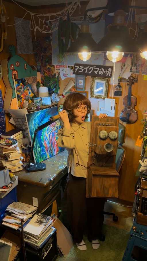 “Wouldn’t it be fun to have something like this in a room?”⁣
⁣
That’s what painter @hichiyan686 asks herself before creating three-dimensional works like this vintage wall phone.⁣
⁣
Her creative process? “I close my eyes and imagine myself floating beneath the sea. In that imaginary underwater world, I turn the words, images and sensations I encounter into paintings.”⁣
⁣
Video by @hichiyan686