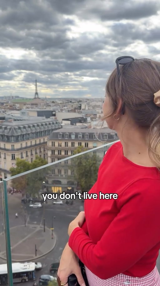 just as we suspected..the new glossy hair went straight to her head

paris + paris’ side effects are now available at shampoohotel.com 💗

#glossyhair #paris #parishair #parismeme #oui