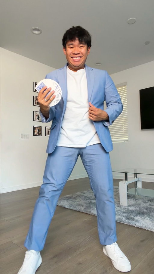 #GooglePartner Planning outfits has never been EASIER with wardrobe on @GooglePhotos 🤵🏻‍♂️🤳🏼✨