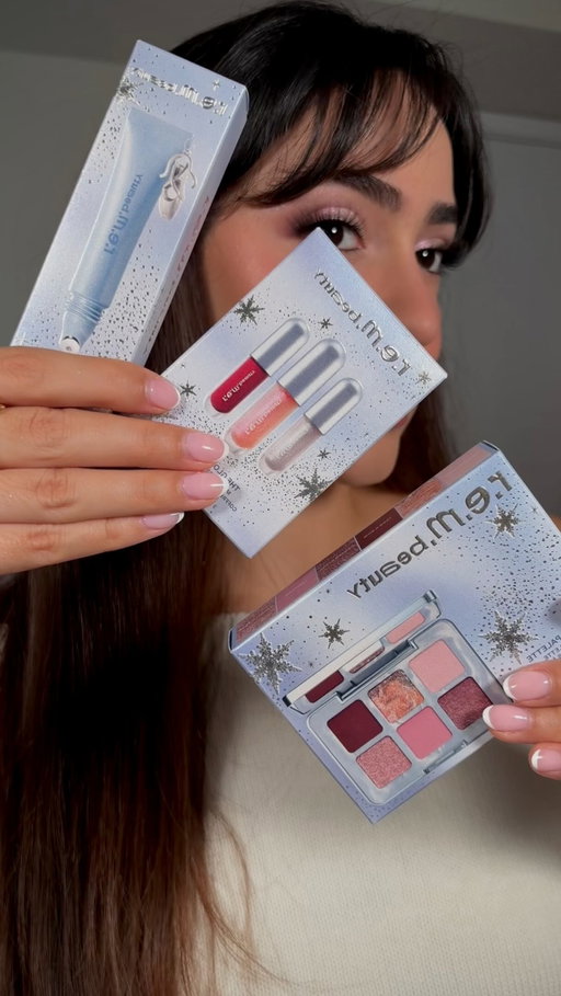 por fin tengo en mis manos los productos de ‘en pointe’ holiday collection de @r.e.m.beauty @arianagrande 🩰🤍¿cuál fue su
producto favorito?

𝜗ৎ the prima eyeshadow palette 
𝜗ৎ ‘satin slumber’ lip mask
𝜗ৎ ‘the glossy barre’ mini glossy balm set

#remflightcrew #rembeauty #arianagrande
#holidaycollection #newmakeup
