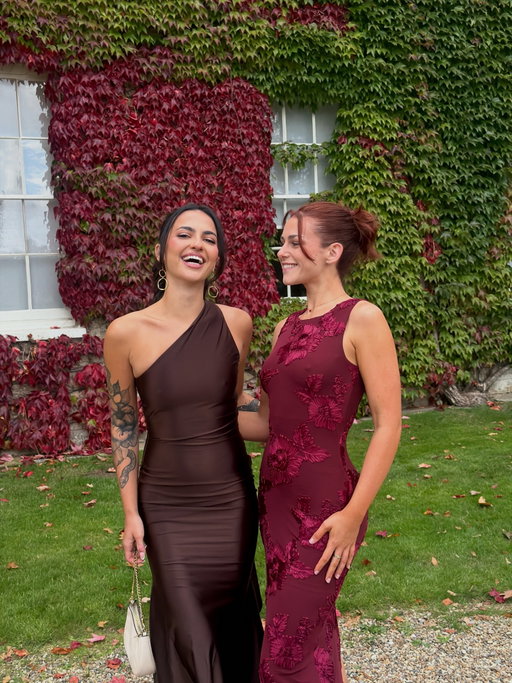 You might mistake this for mine and Mia’s wedding, the way I’m looking at her 😍 but actually it’s a big congratulations to the bride @megan_hulme and groom @reevhd 🤍