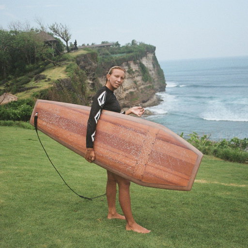 Surfing vampire starter pack includes (but is not limited to):
Coffin surf board⚰️
Sunscreen🧴
fangs🧛‍♀️
blood bag🩸
moonlight🌙
shade🕶️