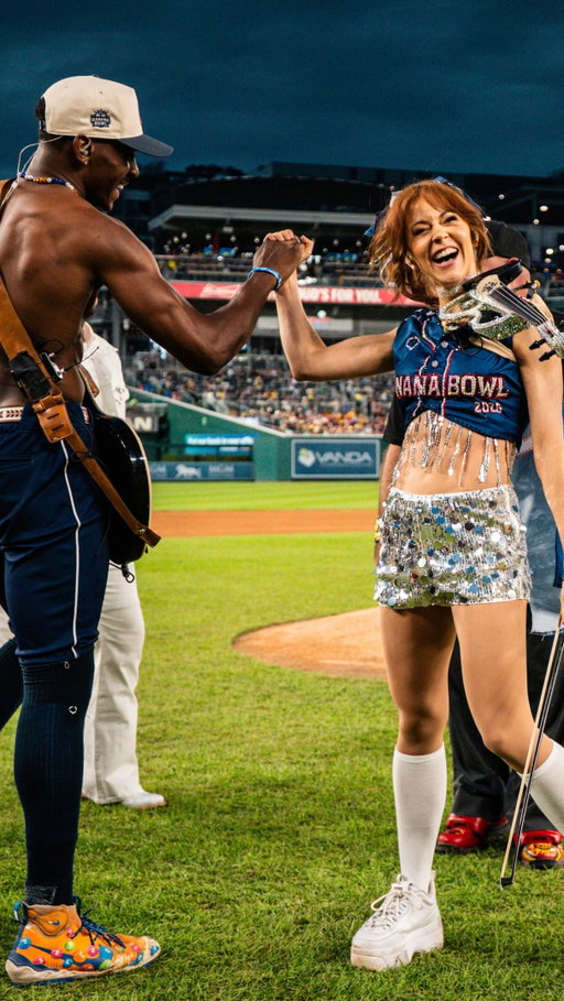 A riff-off worthy of the BIGGEST stage

@lindseystirling representing the @thesavbananas and @trejones33_ rocking out for the Tailgaters‼️

Who’s taking home the win? 👀

#BananaBall #BananaBowl #SavannahBananas #Baseball #LiveMusic