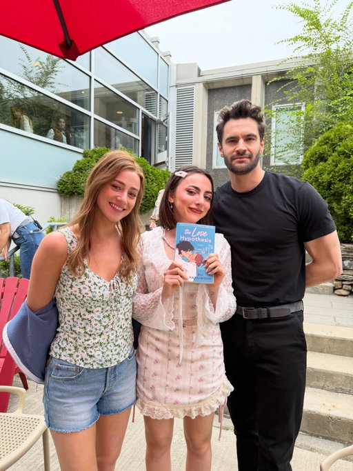 Ahora sí les puedo contar! Hace unos meses pude estar en el momento que se filmaba La Hipótesis del Amor en Montrèal, Canadá 🇨🇦 fue un viaje mágico y por primera vez pisé el set de una película 🎥❤️ gracias @primevideolat @thelovehypothesismovie