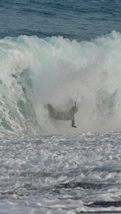 Head dip to rag doll to pushups on the ice cold REEF in #CAVEHEARTII @reef