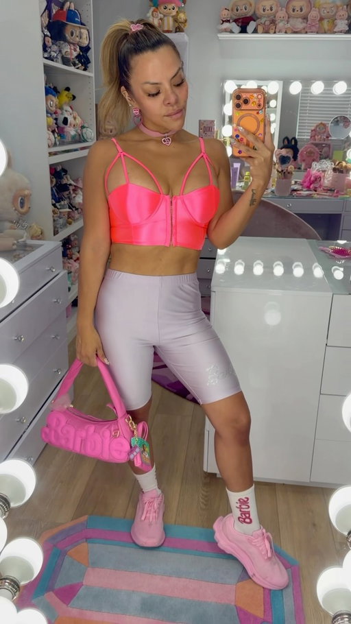 I love my @whatever__makesyouhappy Barbie bag 💗

 #barbie #pink #ootd #pinkoutfit #pinklife
