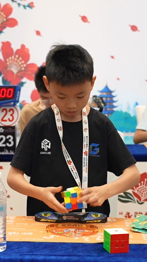 Fastest time to solve a 3x3x3 rotating puzzle cube ⚡️ 2.51 seconds by Xuanyi Geng 🇨🇳 

Xuanyi Geng has just reclaimed his record at the Guangzhou Grand Open 2026 in China, beating the previous record of 2.76 seconds set by Teodor Zajder from Poland earlier this year.