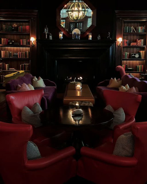 Scarfes Bar through @drickor's eyes.⁣
⁣
From expertly crafted cocktails to live jazz and the unmistakable personalities behind the bar, every night with us unfolds a little differently.⁣⁣⁣
⁣
Pull up a chair and stay awhile.⁣⁣⁣
⁣
#Rosewood #RosewoodLondon