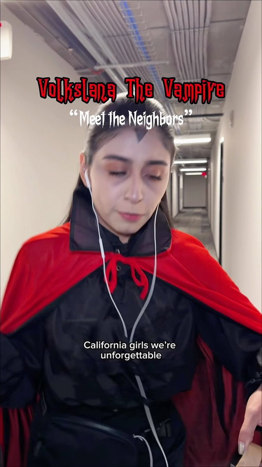 Volkslana The Vampire: “Meet The Neighbors”🧛🏽‍♀️🖤
Thanks for watching!

Directed/Written by Me!
Co-Director/Camera: @kamauriford 
Music: @ryanpochop 
Starring: @daliaelichavez @jessicalaurenmoore @isaromez @kamauriford ⭐️

#comedyreels #vampire #sketchcomedy #skit #halloween