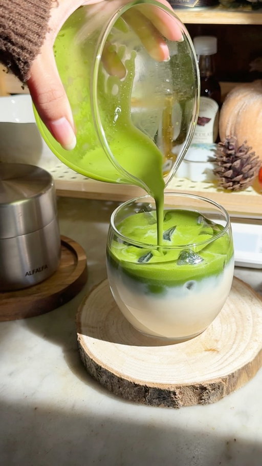 some classic matcha kind of day ✨🍵

Saemidori Matcha from @alfalfamatcha 🤍

#matcha #homecafe #cafe #recipe #aesthetic