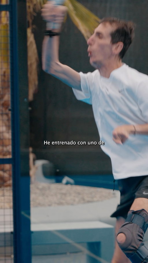 Imagínate poder entrenar con uno de los mejores entrenadores de pádel del mundo. Con la persona que entrenó durante años a Fernando Belasteguín. *publi | @wilsonpadel 🎾

Pues yo he tenido esa suerte con Miguel Sciorilli @miguelsciorilli 
Este 2026 me propuse perfeccionar mi técnica. Porque adoro el pádel, pero también porque soy AMBICIOSO. Quiero aprender, mejorar y descubrir hasta dónde puedo llegar.

Y una parte de ese aprendizaje también ha sido entender qué necesito para jugar mejor. Tuve la oportunidad de hacer un clínic, probar diferentes palas y buscar cuál era la que mejor se adaptaba a mí, a mi cuerpo y a mi manera de jugar. 

Evidentemente, mi cuerpo no se mueve como el de los demás. Hay golpes que tengo que adaptar, movimientos que tengo que hacer de otra manera y cosas que me cuestan muchísimo más.

Pero precisamente por eso quiero enseñar algo:

El deporte no debería tener una única manera de hacerse.

No todos tenemos el mismo cuerpo. No todos nos movemos igual. No todos aprendemos al mismo ritmo.

Y ninguno de nosotros debería sentir que una pista no es para él.

Para mí, inclusión no es que todos hagamos lo mismo. Es que todos tengamos la oportunidad de hacerlo a nuestra manera.

Gracias Miguel por enseñarme sin poner límites antes de empezar. Y gracias @wilsonpadel por creer en un deporte donde podamos caber TODOS. 

Porque tener una discapacidad no significa NO PODER.

El pádel es para todos.

#Wilson #Pádel #Inclusión #ElPádelEsParaTodos
