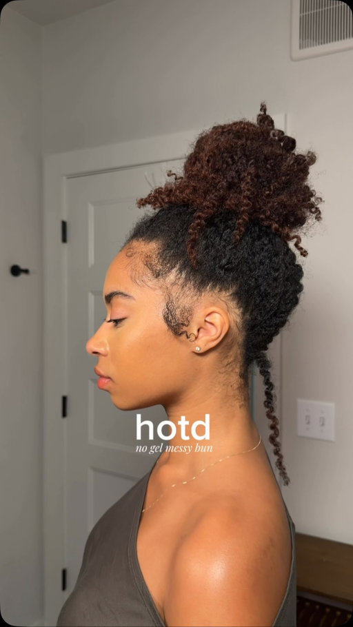 hotd: no gel or tension needed! 🤎 i love doing buns like this because they help me avoid breakage and keep my edges protected.

#curlyhairstyles #curlyhairroutine