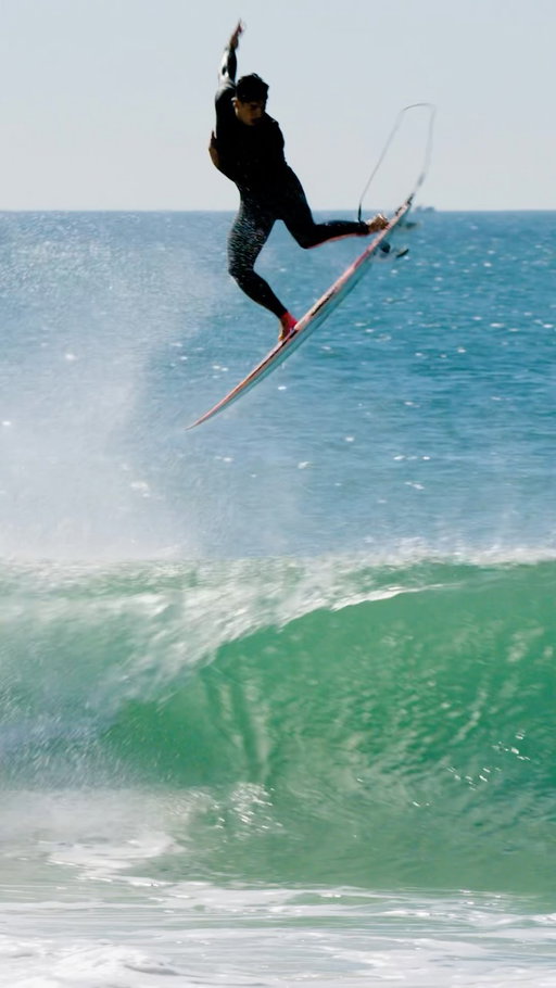 @gabrielmedina dialing in his setup and getting ready to go here at Supertubos, Portugal 🇵🇹📍