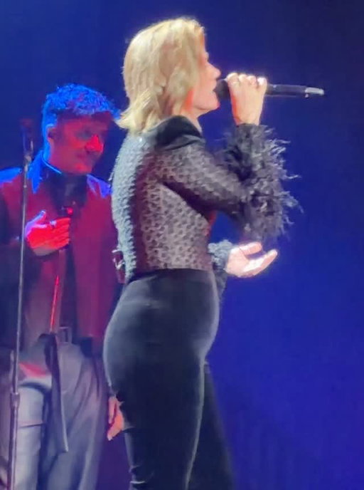 Kelly Clarkson returned to the stage for the first time since the Art of Play drama! She performed in a concert at Allegiant Stadium, and did not mention any of the controversy while on stage.

#KellyClarkson 
Videos: @JPASC24