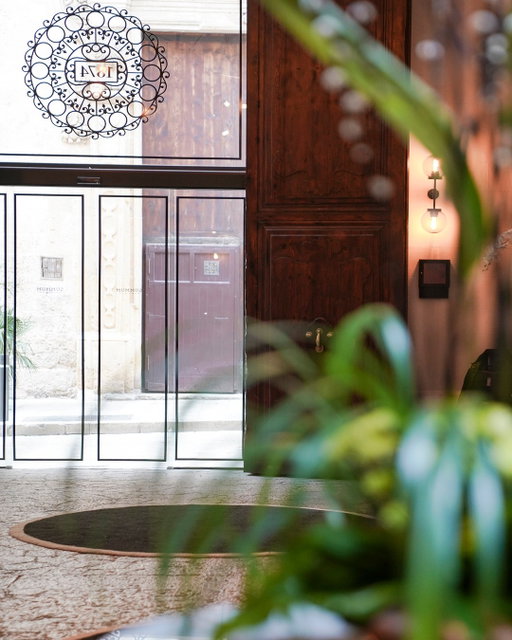 Cruzar la puerta y dejar atrás el ritmo de la ciudad. ✨
Un patio palaciego para empezar la estancia.

Step through the door and leave the city's pace behind. ✨
A palace courtyard to begin your stay.

#summumboutiquehotel #themeliacollection #palma