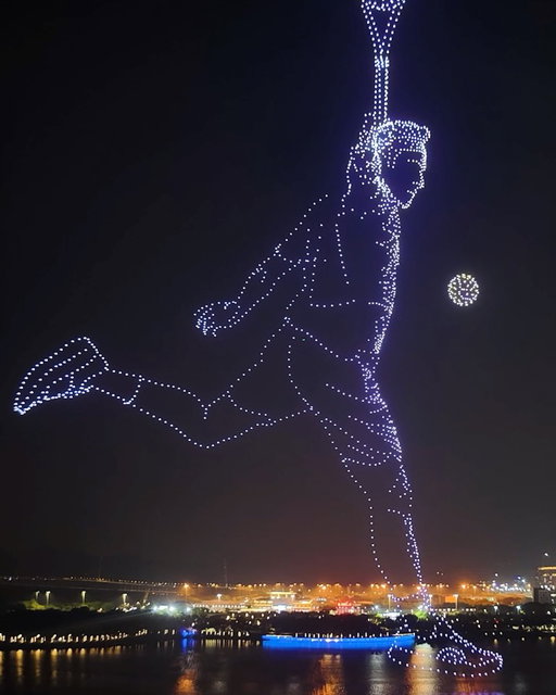 From Basel to Shenzhen. The dream keeps moving. 🎾

A floating tennis court. 2,000 drones lighting up the sky. And @rogerfederer sharing the court with the next generation of tennis dreamers.

Shenzhen, thanks for playing. 
感谢每一场

#DreamOn #ThanksForPlaying
