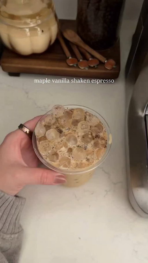 A maple vanilla shaken espresso with the yummiest maple vanilla syrup! @runamokmaple @tossware @target @breville #maplevanilla #mapleshakenespresso #shakenespresso #coffeeathome #coffeerecipes