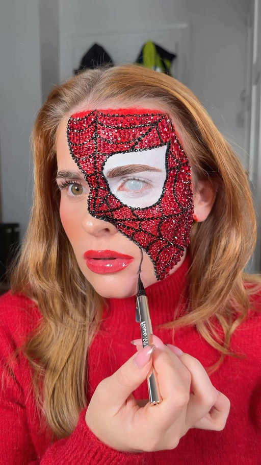 Ummm…
•
@ciatelondon liner 
•
#makeup #creativemakeup #spidermanmakeup #rhinstonemakeup