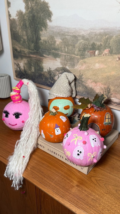 C’est vraiment une belle activité pour laisser aller sa créativité et catch up!! 🎃🧡

#citrouille #paintingpumpkins #diy #craft #humour