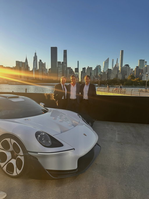 A place in Porsche history. A view of what comes next.
The Porsche Mission S makes its world premiere today on a pier in Queens, New York. With the Manhattan skyline as its backdrop, a new vision of the Porsche sports car comes into view.
#Porsche #MissionS