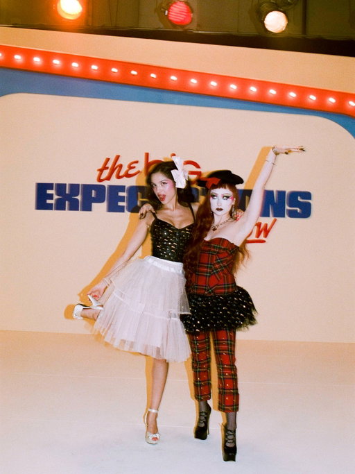 “expectations” featuring @chappellroan is out now!!!! I love this song and this vid so much! Chappell is the most incredible person and the most inspiring artist and I am so lucky to be able to learn from her and call her a friend. Getting to make art with people you love is the best feeling ever and I cannot thank Chappel, @dan_nigro @amyallen and @bardiazeinali enough for helping bring this vision to life. and also huge shoutout to @davidbyrneofficial for the most incredible cameo ever!!! I’ve got big expectations baby!!!!!! 🦄🩷✨