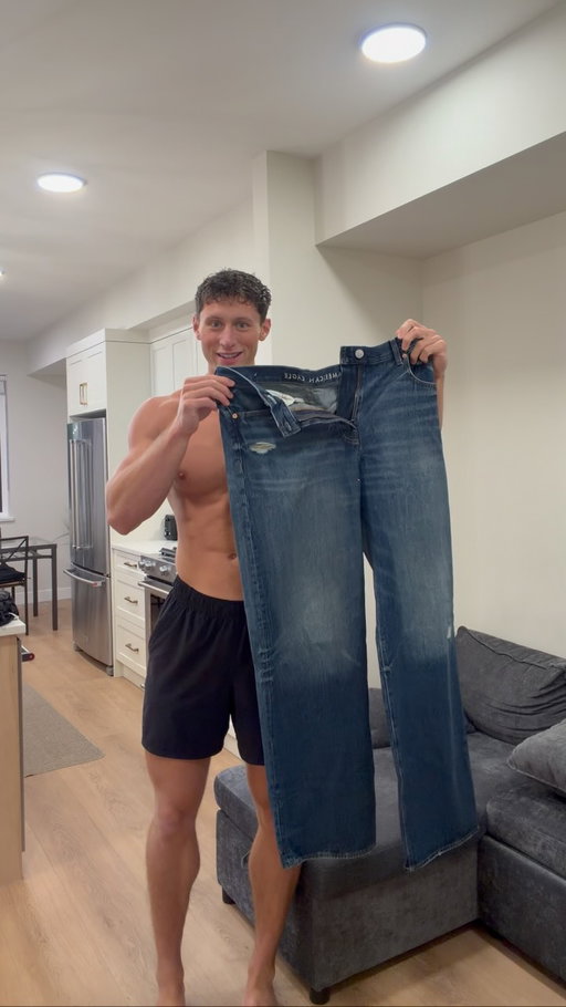 Have you seen a pair this big🤔😭😭

Pants are from @americaneagle