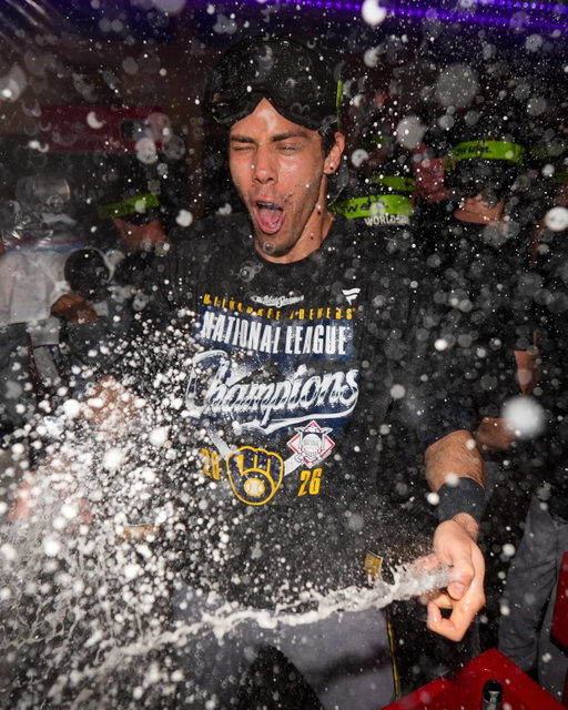 Wisconsin…you’re GOING TO THE WORLD SERIES 🍾