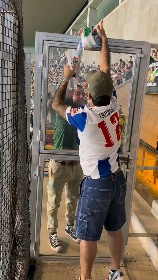 A Porto fan and a Real Betis fan swapping scarves, reminding me what makes the beautiful game so special: 𝒃𝒓𝒊𝒏𝒈𝒊𝒏𝒈 𝒑𝒆𝒐𝒑𝒍𝒆 𝒕𝒐𝒈𝒆𝒕𝒉𝒆𝒓 🫶🌍

🎥 @goncalotruta