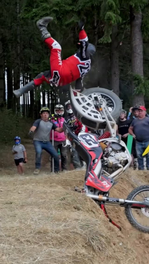 That back tire was HUNGRY 😳

via: @endurolife