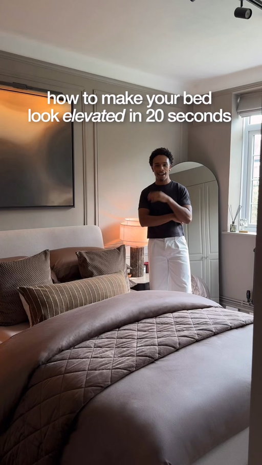 there’s no excuse for an ugly bed anymore 👇🏾

Here’s my hotel-style bed-making formula in only 20 seconds, from sizing up your duvet to layering pillows, cushions and a bedspread for that full, luxurious look.

All products are linked in my ‘bedding essentials’

Save this for the next time you change your bedding. Your bedroom will thank you.

duvet cover set @hmhome 
sheet + extra pillows @marksandspencer 
bedspread @dunelmuk