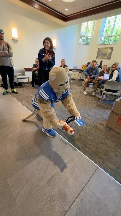 Peter isn’t sure what to make of mascots yet… He kept a close eye on Cosmo 😂 @cosmo_cougar @patmcafeeshow