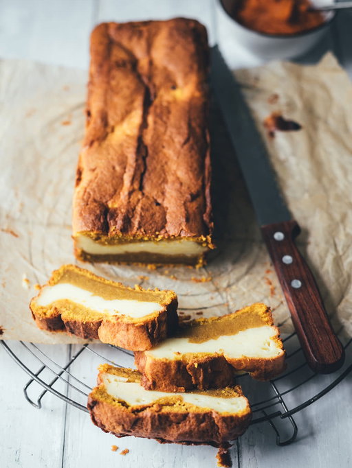 Kürbis-Frischkäse-Kuchen – Pumpkin Bread mit Cheesecake-Swirl 🎃

Ich stehe gerade jeden Tag kochend in meiner Küche für ein Projekt und komme nicht dazu, meine eigenen Rezepte regelmäßig zu teilen 🙋🏼‍♀️ 
Und pssst: Morgen gibt’s was von mir zu gewinnen, also guckt morgen unbedingt wieder rein ✌🏻😅

Mein Rezept für den leckeren Kürbis-Frischkäse-Kuchen MUSS ich aber heute noch schnell mit euch teilen. 
Der erinnert ein bisschen an das Backen von Bananenbrot, nur eben mit Kürbis. Das schmeckt phänomenal! 
Dazu kommt ein Strudel aus Frischkäse, der an Cheesecake erinnert. Ich liebe den Kuchen im Herbst und kann ihn euch nur empfehlen 👌🏻

👉🏻 Antwortet jetzt einfach mit
REZEPT 
und ich schicke es euch direkt 👌🏻