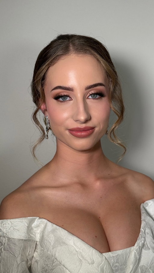 Dnešná krásna nevesta Nina 👰🏼‍♀️🤍😍
.
.
S @yvette_yvett sme dnes opäť čarovali 💆‍♀️🎨🪮
.
.
Všetkým nevestám vždy odporúčam rezervovať ako Makeup artistku tak aj Kaderníčku. Keď ste skupinka svadobčaniek každej sa ujde dokonalý Makeup a aj dokonalý účes nič nejde na úkor času a je garantovaná väčšia spokojnosť ako keď vám jedna osoba robí všetko v jednom. 
.
.
.
#bridalhair #bridalmakeup #svadobnyuces #svadobnymakeup #nevesta