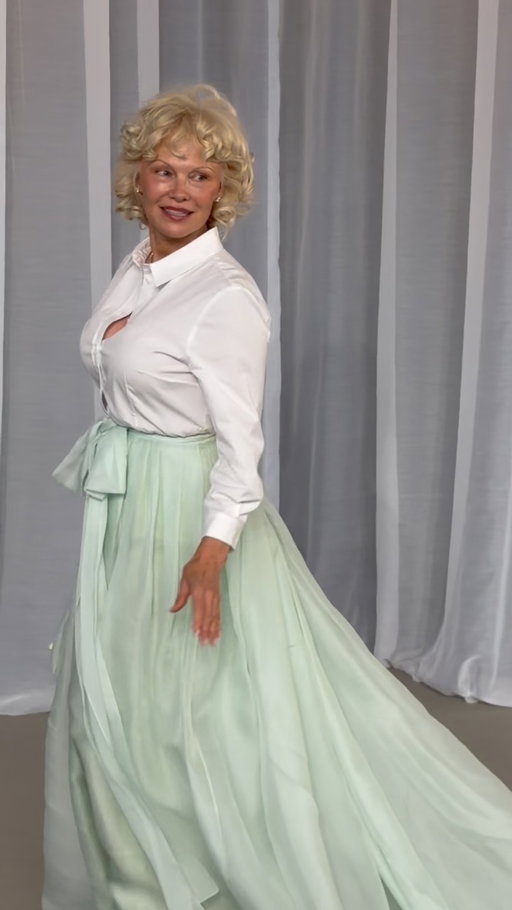Pamela Anderson stuns on the carpet at the Academy Museum Gala. ✨

🎥: @jpasc24