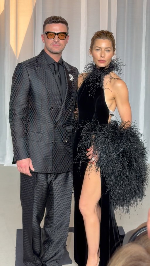 Justin Timberlake and Jessica Biel, in Tamara Ralph, make a rare red carpet appearance together at the Academy Museum Gala in Los Angeles. Check out photos from the event on Just Jared.
#JustinTimberlake
#JessicaBiel
#AcademyMuseumGala
Video: @JPASC24