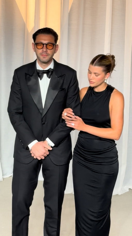 Sofia Richie and husband Elliot Grainge are a picture-perfect pair on the red carpet at the Academy Museum Gala. 

🎥: @jpasc24