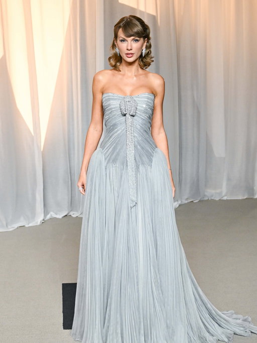 Taylor Swift looks ethereal at the Academy Museum Gala 💙