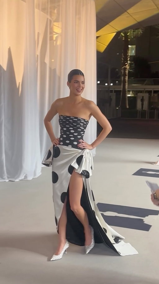 Kim Kardashian and @kendalljenner  make their entrance at the 2026 Academy Museum Gala. Head to WWD.com to see the night’s full lineup of looks. 

Video: @ryma___________