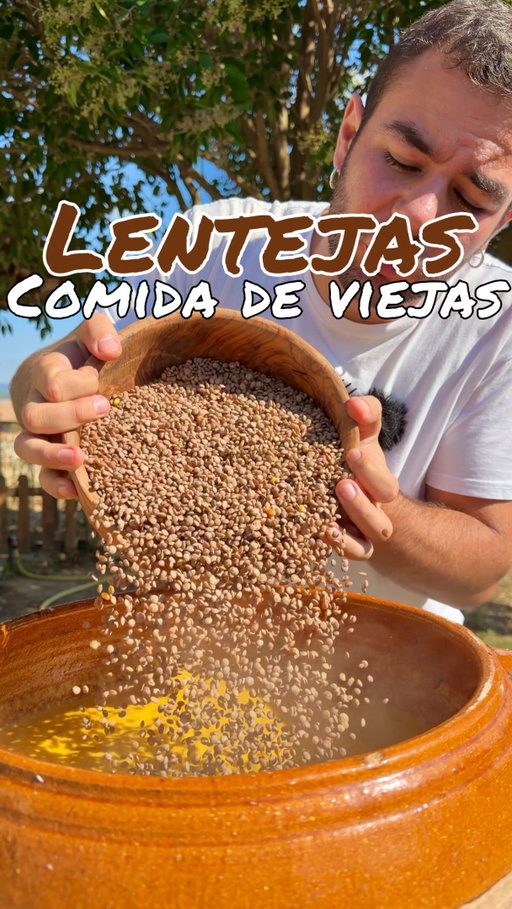 🥄LENTEJAS🥄
“Comida de viejas”

No será el plato más vistoso ni el más llamativo pero unas buenas lentejas con chorizo alegran el día a cualquiera.