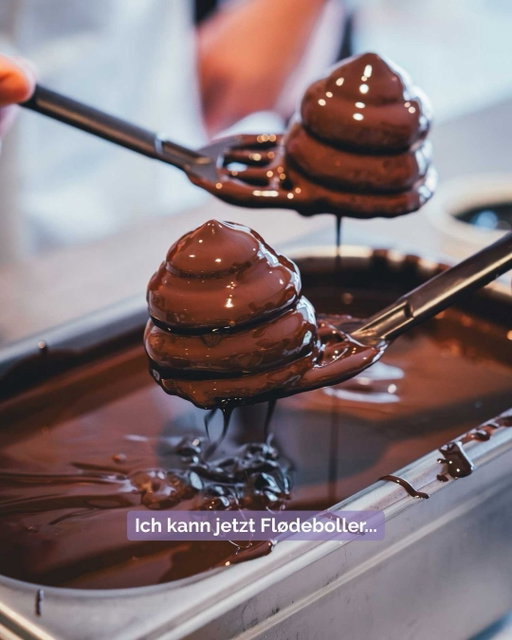 Werbung | Gewinnspiel 🇩🇰 Ich kann jetzt Flødeboller ✌🏻 Also so richtig, mit der passenden Schaummasse, Schokolade usw. @diejungskochenundbacken und ich waren nämlich bei Frellsen in Roskilde in der Produktion und durften selbst ran. Das Rezept durfte ich auch mitnehmen. Wollt ihr es? Dann sagt Bescheid 🙋🏼‍♀️

Und die Flødeboller waren nur der Anfang. Vier Tage waren wir unterwegs in Fjordlandet rund um Roskilde: 1000 Jahre alte Wikingerschiffe, ein Dom voller Könige, eine Brauerei von nebenan, ein Gutshof im Kollektiv, das beste Eis Dänemarks und die Geschichte einer Gräfin, die mich nicht mehr loslässt. 

👉🏻 All das findet ihr in meinem ausführlichen Reisebericht im Blog.
Antwortet jetzt mit
Dänemark
und ich schicke euch den Link per DM 👌🏻

Vielen Dank an @govisitdenmark und @visitfjordlandet für die Einladung 🫶🏻

🎁 Gewinnspiel 🎁
Ich verlose außerdem ein Paket mit meinen dänischen Supermarkt-Lieblingen, Chips, Schokolade, Süßes. Das, was ihr auf dem Bild seht 😍 Alles selbst gekauft, alles Dinge, die ich jedes Mal mitbringe. Das Gewinnspiel ist unabhängig von Visit Denmark.

ℹ️ Mitmachen könnt ihr so:
@moeyskitchen folgen
Diesen Beitrag liken ❤️
„Dänemark“ kommentieren

Freiwillig, aber ich freue mich drüber: 
Was findet ihr an Fjordlandet am spannendsten? ☺️

🔎 Teilnahme bis 24.10.2026, 23:59 Uhr, ab 18 Jahren, Wohnsitz Deutschland. Teilnahmebedingungen: Link in der Bio. Das Gewinnspiel steht in keiner Verbindung zu Instagram.

#fjordlandet #roskilde #visitdenmark #flødeboller #dänemarkurlaub