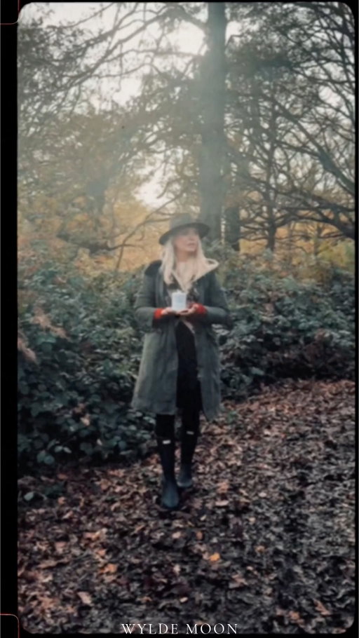 Borrowing a little of Mother Nature this Sunday 🍂
Leaves underfoot, bergamot and blackcurrant on the pulse points, and a candle waiting at home for when the walk is over. The @wyldemoon (borrowed from) The Wild fragrance turns a Sunday wander into something you can take home. 
Experience (borrowed from) The Wild for yourself, link in bio ✨
#adownbrand