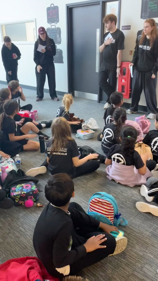 We love celebrating our students’ effort, engagement and growth each week with Star of the week and The Wheel! Well done to this week’s stars and to every student for cheering each other on🌟
#razzamataz #kidsperformingarts #razzamatazbarnet #finchleykidsactivities #confidencethroughcreativity