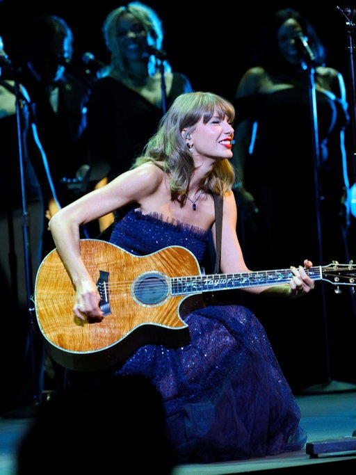Taylor Swift gave a special performance at the Academy Museum Gala, playing ‘The Fate of Ophelia,’ ‘I Knew It, I Knew You,’ ‘Blank Space’ and ‘Love Story’ ✨