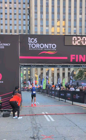 The Canadian Champion of the men's TCS Toronto Waterfront Marathon is Andrew Davies in 2:08:48. What a DEBUT! 🤩

#TOwaterfront42K