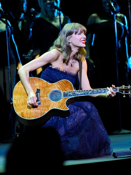 Okay so @TaylorSwift had a performance last night and brought out her guitar for a few songs and nobody thought to invite me, her #1 fan? Great, no, yeah, I’ll totally get over this. 

Rumor has it @ConnorStorrieofficial is still dancing at the Academy Museum Gala to 'Blank Space.' I feel you, Connor, I feel you. 

Photos: Getty Images