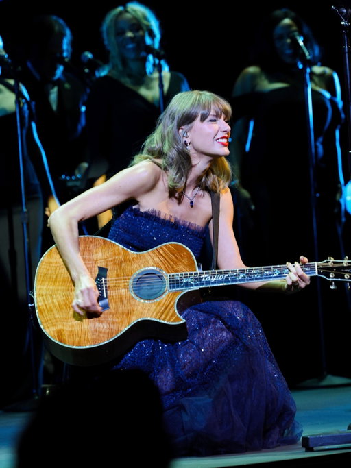 The life of a showgirl. @taylorswift took the stage at the @academymuseum Gala for a four-song set spanning fan favorites “I Knew It, I Knew You,” “Blank Space,” and “Love Story,” before delivering the moment Swifties had been waiting for: “The Fate of Ophelia.” A performance to remember.